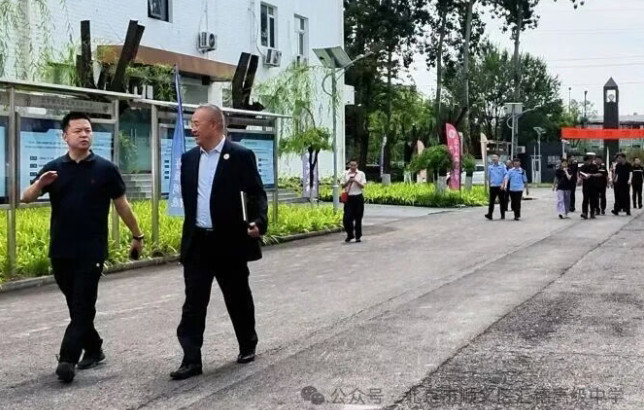 心系开学筑保障｜后沙峪镇马滕镇长带队莅临汇德高级中学调研慰问